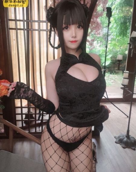 被闺蜜扒了内裤光着屁股打