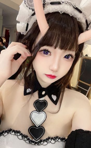 女大学生特殊的精油按摩