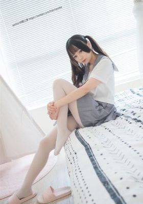 边亲边把手放衣服里发出声音